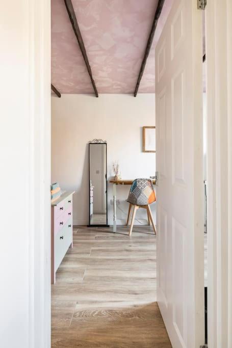 Bedroom With Kitchenette, Private Bathroom And Parking Cardiff Exterior photo