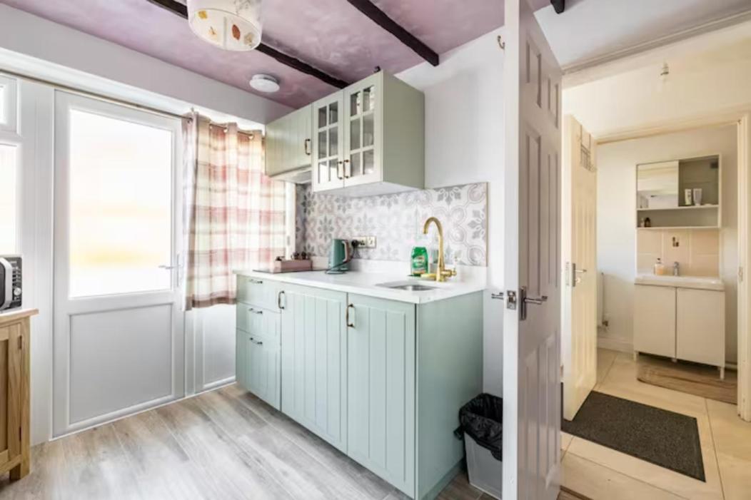 Bedroom With Kitchenette, Private Bathroom And Parking Cardiff Exterior photo